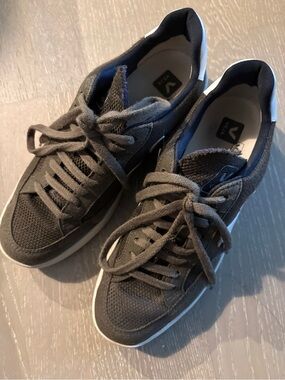 Veja V1 olive
